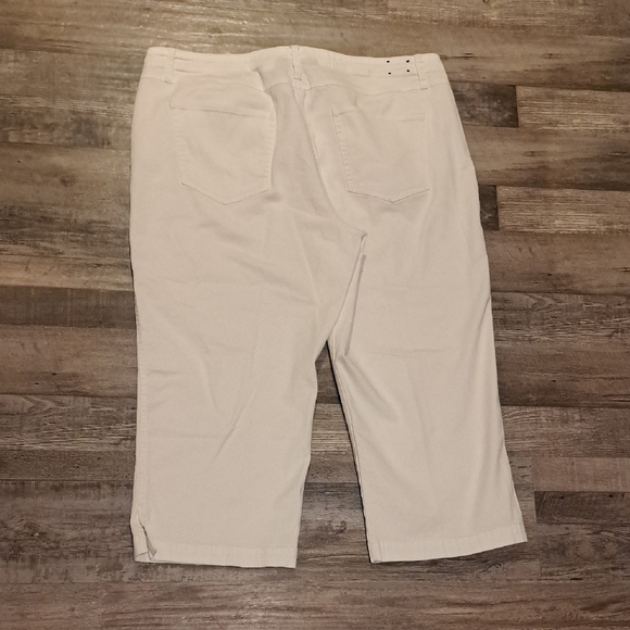 Studio Cream Capris - Picture 4 of 5
